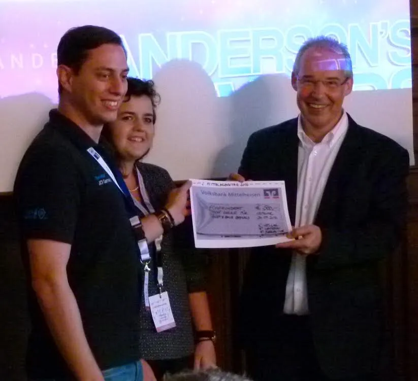  (v.l.) Michael Raab-Faber (WJ Wetzlar) und Vicky Steinhauer (WJ Wetterau) bei der Spendenübergabe an Prof. Dr. Zielke. Foto: IHK Lahn-Dill